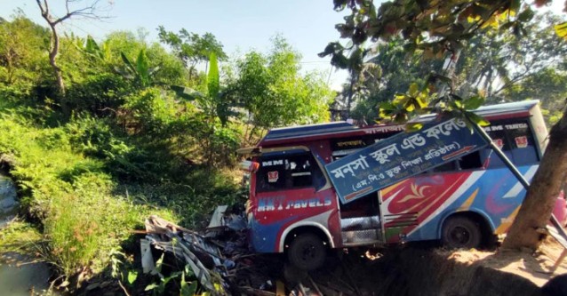 দুই বাসের মুখোমুখি সংঘর্ষে প্রাণ গেল দুই পথচারীর