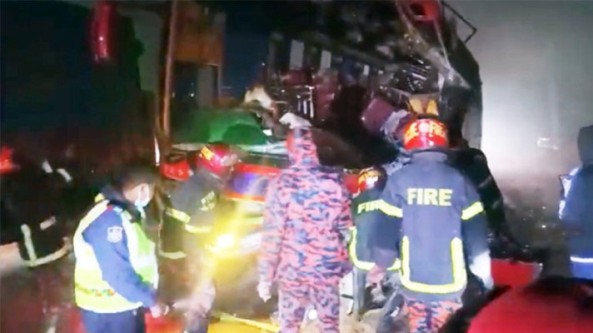 নবীগঞ্জে ঘন কুয়াশায় ট্রাকের পেছনে বাসের ধাক্কা, নিহত ২