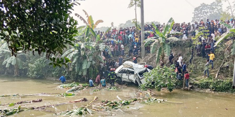 ফরিদপুরে মাইক্রোবাসে ট্রেনের ধাক্কা, নিহত ৫