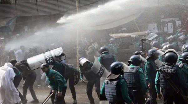 মাদ্রাসা শিক্ষকদের উপর লাঠিচার্জ, জলকামান