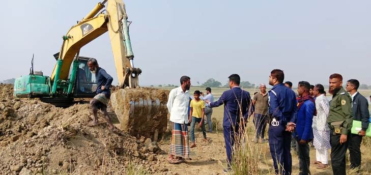 গোয়াইনঘাটে থুবরি বিলে অবৈধ বেড়িবাঁধ নির্মাণ, অভিযানে গিয়ে রোষানলে পড়েন ইউএনও