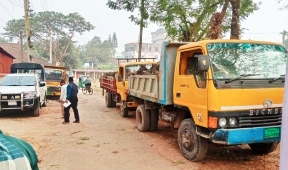 কুলাউড়ায় মাটিভর্তি ৩টি ট্রাক জব্দ