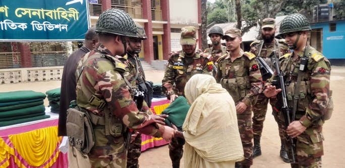 পঞ্চগড়ে শীতার্ত মানুষের মাঝে সেনাবাহিনীর কম্বল বিতরণ