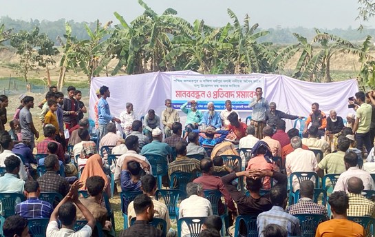 কমলগঞ্জে অবৈধভাবে বালু উত্তোলন বন্ধের দাবীতে মানববন্ধন