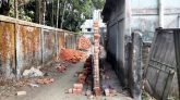 রাস্তার ওপর বাউন্ডারী ওয়াল নির্মাণ, সিসিক কর্তৃপক্ষের নোটিশ