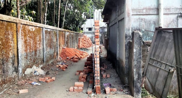 রাস্তার ওপর বাউন্ডারী ওয়াল নির্মাণ, সিসিক কর্তৃপক্ষের নোটিশ