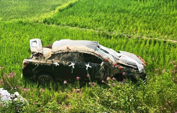 ফেঞ্চুগঞ্জে ট্রেনের ধাক্কায় বরের গাড়ি ধানের জমিতে, চালক আহত