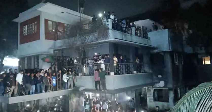 ধানমন্ডি ৩২ নম্বরে ঢুকে পড়েছে ছাত্র-জনতা, ভাঙচুর-আগুন