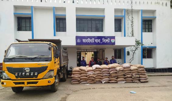 কানাইঘাটে ট্রাকভর্তি ভারতীয় চিনিসহ আটক ১