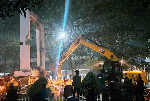 সিলেটে বুলডোজার দিয়ে ভাঙা হলো শেখ মুজিবের ম্যুরাল