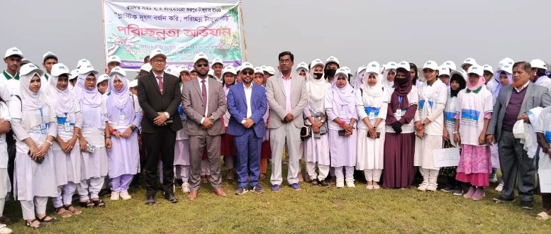 টাঙ্গুয়ার হাওরে পরিচ্ছনতা কাজে শিক্ষার্থীদের সাথে অংশ নিলেন ডিসি