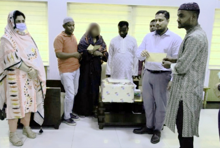সিলেটে শহীদ পরিবারের মধ্যে ঈদ উপহার সামগ্রী বিতরণ
