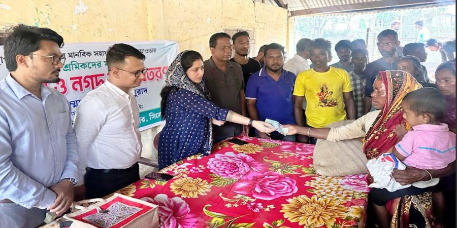 সিলেটে ১৪০০ চা শ্রমিকের পাশে দাঁড়ালেন ডিসি