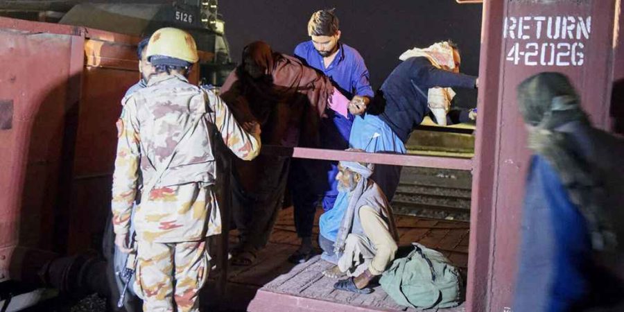 পাকিস্তানে ট্রেন থেকে সব জিম্মি উদ্ধার, নিহত ৩০ হামলাকারী