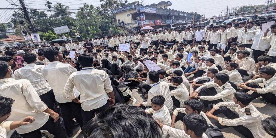 সিলেটে সড়ক অবরোধ করে পলিটেকনিক শিক্ষার্থীদের বিক্ষোভ