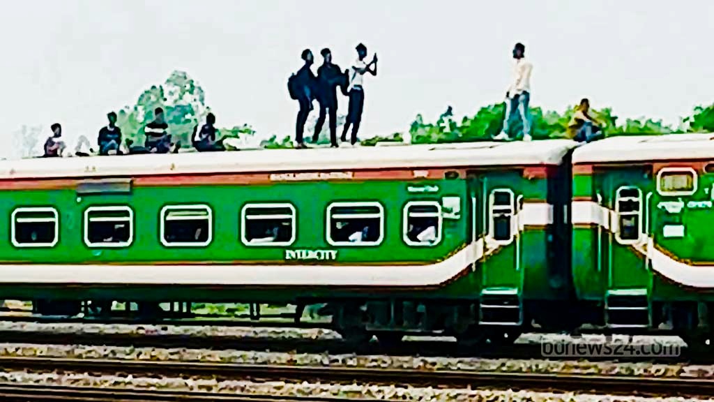 পাহাড়িকা এক্সপ্রেসের ছাদে ‘ছবি তোলার সময়’ ২ যুবকের মৃত্যু