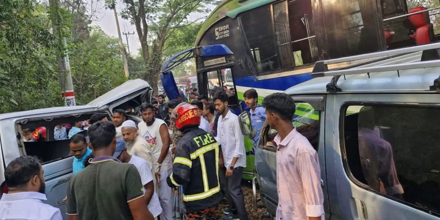 চট্টগ্রামে বাস-মাইক্রোবাসের মুখোমুখি সংঘর্ষে নিহত ১০