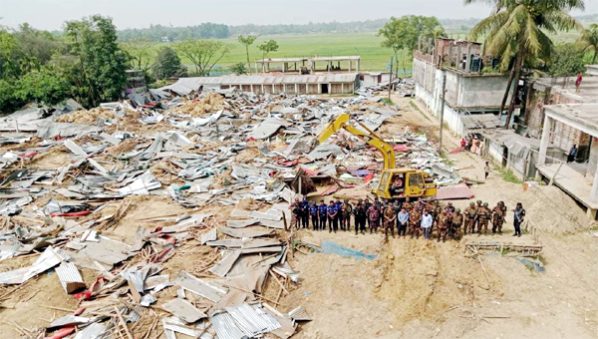 হরিপুরে যৌথ বাহিনীর অভিযানে অবৈধ পশুর হাট উচ্ছেদ