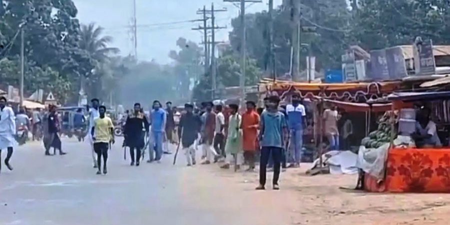 লালপুরে ‘জয় বাংলা’ স্লোগান ঘিরে উত্তেজনা, গুলিবর্ষণ