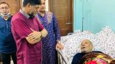 অসুস্থ্য রাগীব আলীর শয্যাপাশে বদরুজ্জামান সেলিম