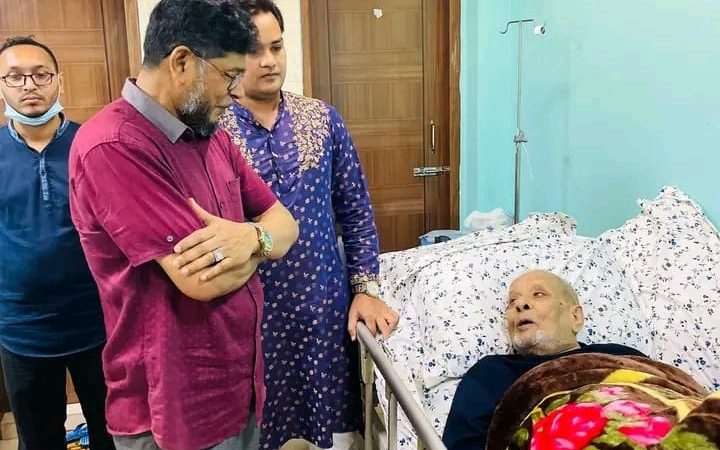 অসুস্থ্য রাগীব আলীর শয্যাপাশে বদরুজ্জামান সেলিম