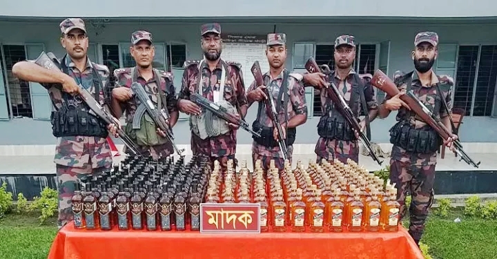 সুনামগঞ্জে ৩৩২ বোতল ভারতীয় মদ জব্দ