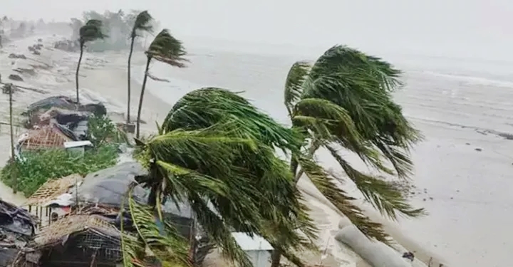 রাতের মধ্যে ১৭ জেলায় ঝড়ের আভাস, সতর্কতা জারি