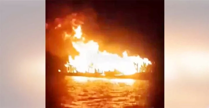টাঙ্গুয়ার হাওরে পর্যটকবাহী নৌকায় ভয়াবহ আগুন