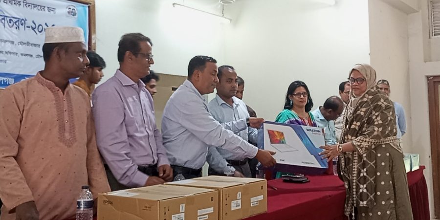 কমলগঞ্জে ১৪৯টি সরকারি প্রাথমিক বিদ্যালয়ে মাল্টিমিডিয়া প্রজেক্টর ও ল্যাপটপ বিতরণ