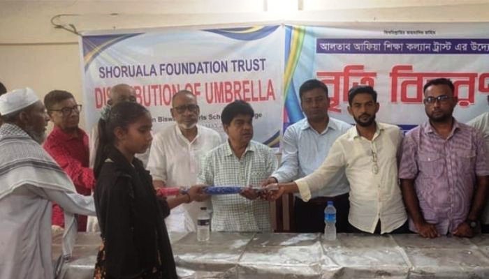 বিশ্বনাথে শিক্ষার্থীদের মাঝে বৃত্তি ও ছাতা বিতরণ