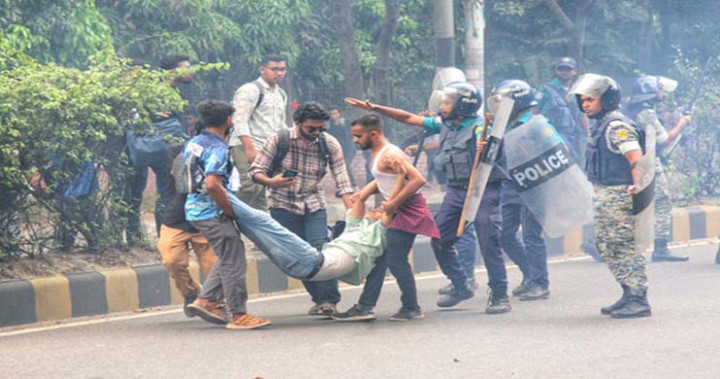 জবি শিক্ষার্থীদের ওপর টিয়ারশেল-সাউন্ড গ্রেনেড নিক্ষেপ, আহত শতাধিক