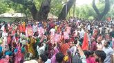 প্রশাসনের আশ্বাসে বিমানবন্দর সড়কে অবরোধ তুলে নিলেন চা শ্রমিকরা