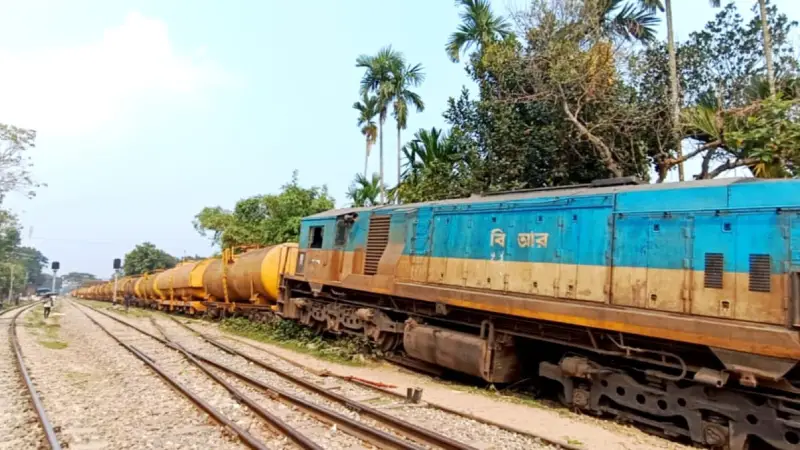 শ্রীমঙ্গলে তেলবাহী ট্রেন লাইনচ্যুত, অল্পের জন্য রক্ষা