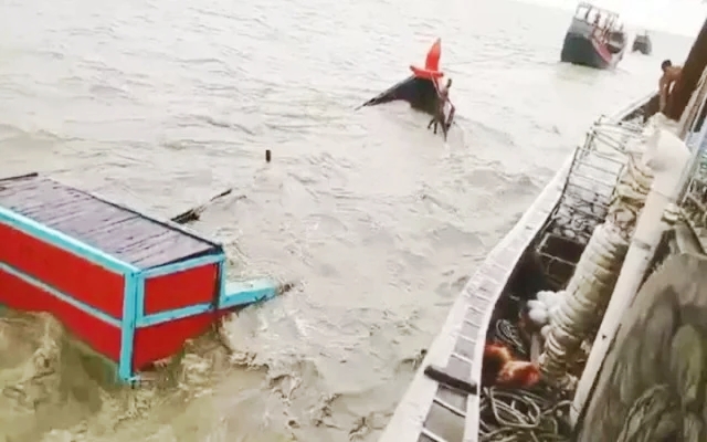 ৩৯ জন যাত্রী নিয়ে ট্রলারডুবি, পুলিশ সদস্যসহ নিখোঁজ ৬