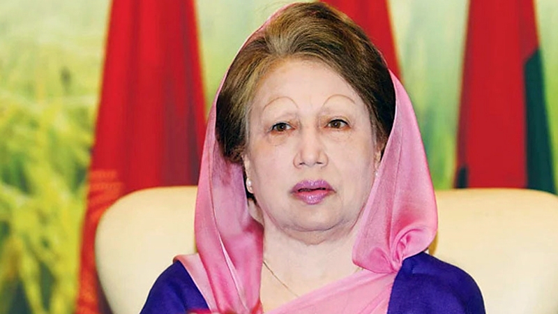 খালেদা জিয়াকে বাড়ির কাগজ পৌঁছে দিলেন উপদেষ্টা আদিলুর