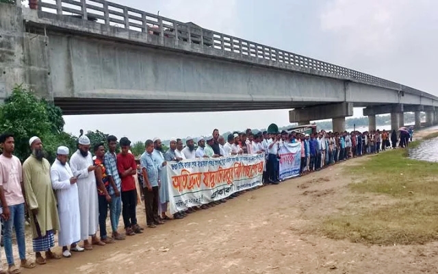 যাদুকাটা সেতুর কাজ দ্রুত শেষ করার দাবিতে মানববন্ধন