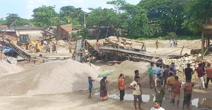 কোম্পানীগঞ্জে ধবংস করা হলো ১৭টি ক্রাশার মেশিন