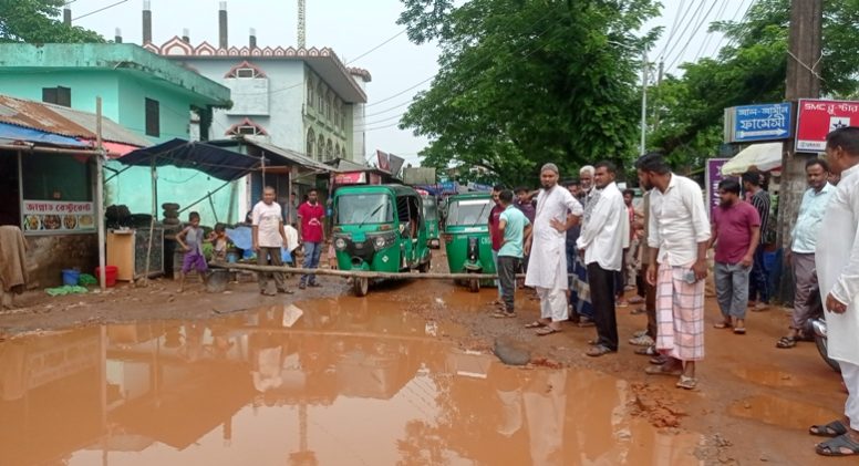 রাস্তা সংস্কারের দাবিতে সিলেটে এলাকাবাসীর সড়ক অবরোধ