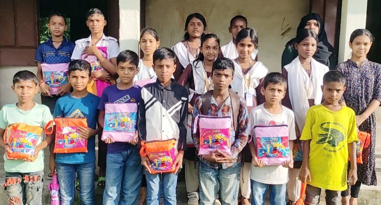 খাদিমনগরে স্কুলের ছাত্র-ছাত্রীদের মধ্যে রেইন কোট বিতরণ