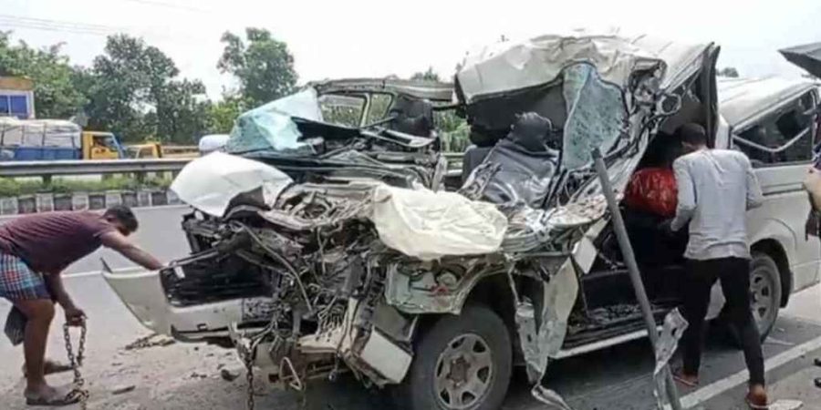 দাঁড়িয়ে থাকা ট্রাকে মাইক্রোবাসের ধাক্কা, একই পরিবারের ৩ জনের মৃত্যু