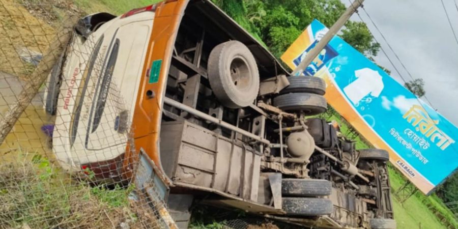 রামুতে বাস-কাভার্ডভ্যানের সংঘর্ষে বাবা-ছেলেসহ নিহত ৩