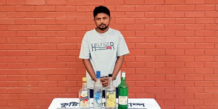 গুলি ও মদের বোতলসহ স্বেচ্ছাসেবক দল নেতা আটক