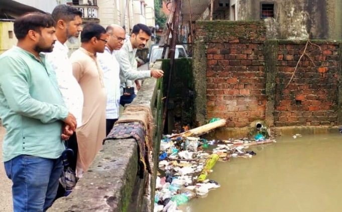 সিলেট নগরীর জলাবদ্ধতা পরিদর্শনে বাসদ নেতৃবৃন্দ