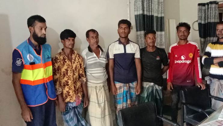 ছাতকে যৌথ বা‌হিনীর অভিযানে ৯টি নৌকাসহ আটক ৭