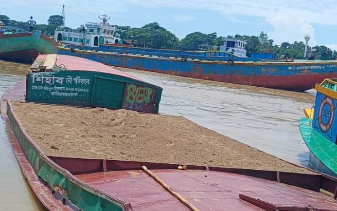 ছাতকে অবৈধ বালু পরিবহনের দায়ে ৪ নৌকা আটক, জরিমানা