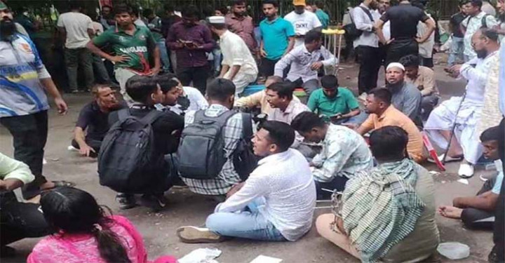 জুলাই ঘোষণাপত্রের দাবিতে যমুনার সামনে অবস্থান