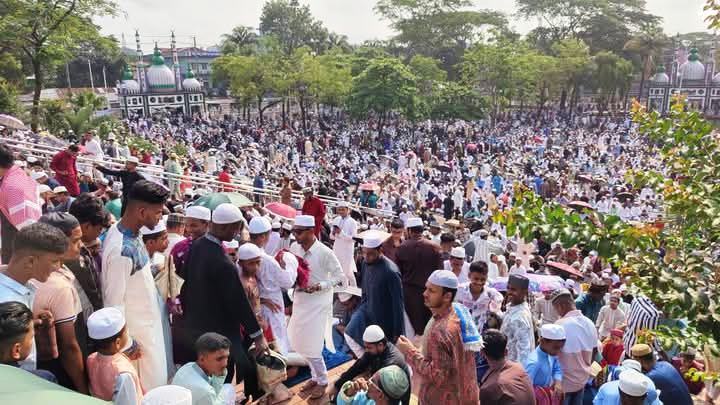 সিলেটে শাহী ঈদগাহে ঈদের জামাতে মুসল্লিদের ঢল