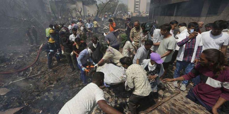 গুজরাটে বিমান বিধ্বস্তে সব আরোহী নিহতের শঙ্কা