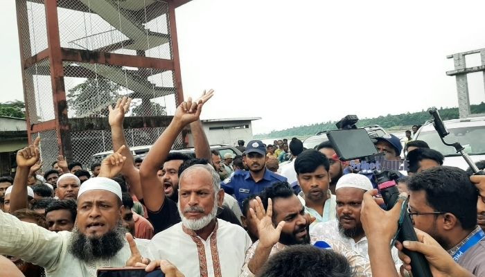 সিলেটে উপদেষ্টাদের গাড়িবহর আটকে বিক্ষোভের ঘটনায় গ্রেপ্তার ৩