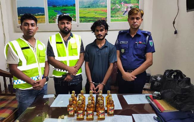 জৈন্তাপুরে ভারতীয় মদসহ যুবক আটক